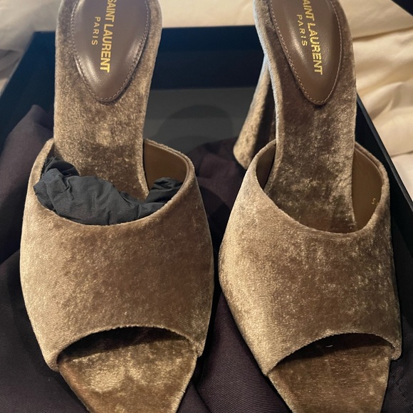 NIB YSL Saint Laurent dove grey velour heels size 36 - Picture 2 of 10